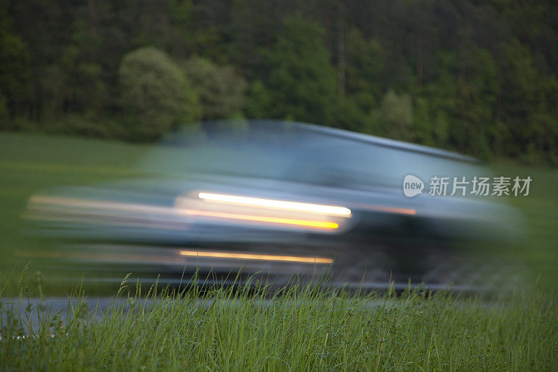 汽车在乡村道路上行驶在黄昏