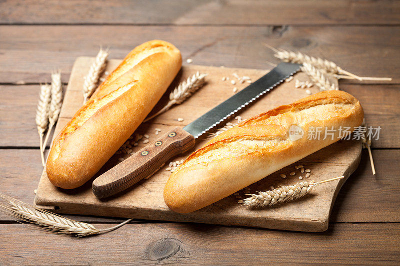 用刀和切菜板做的长棍面包