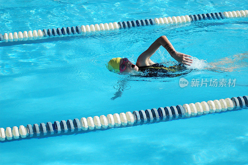 年轻女子自由泳运动员
