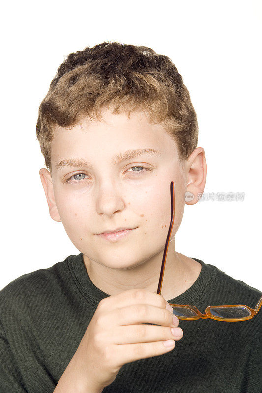 一个小男孩的肖像拿着眼镜在白色的背景