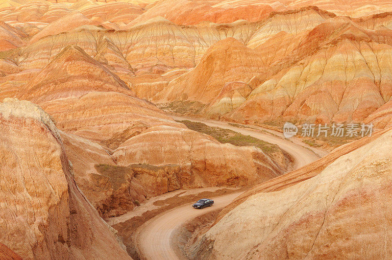 汽车在五颜六色的山丘上行驶