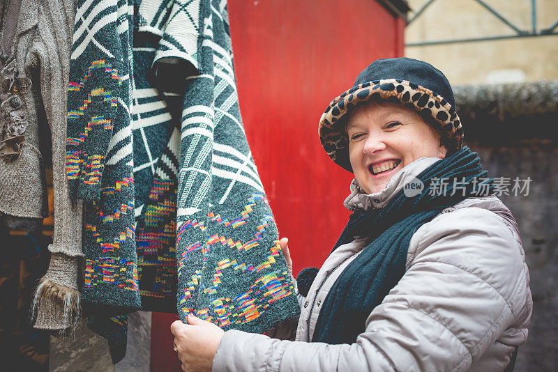 快乐成熟女人肖像圣诞市场，奥地利，卡林西亚