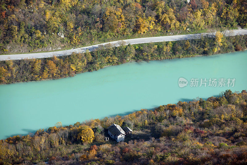 索卡河之间的公路和铁路