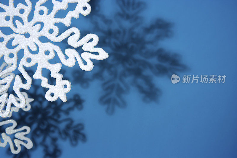 白色雪花暗影蓝色假日季节冬季背景