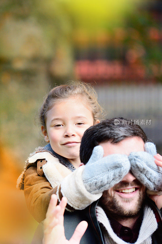 父亲和女儿在伦敦公园玩