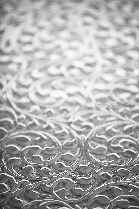 银金属手工制作的漩涡和花卉背景