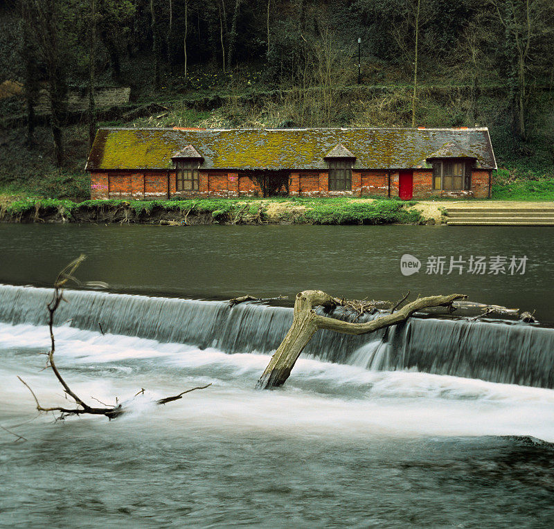 河上的小屋