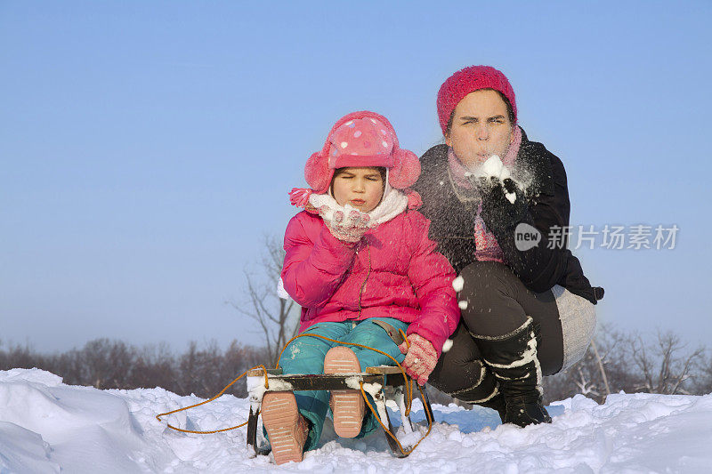 小孩子在雪里玩