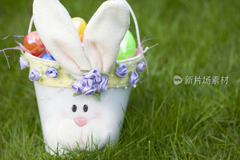 装满彩蛋的复活节兔子篮子，Copyspace