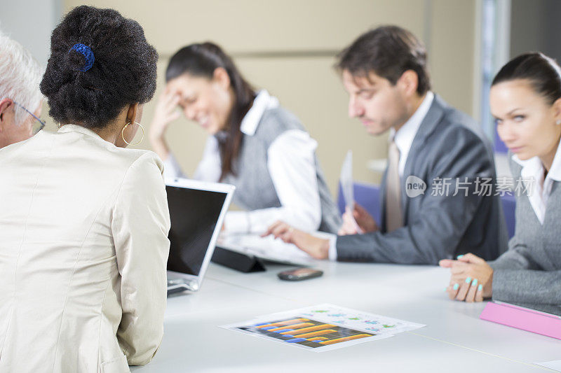 商务会议……黑人妇女检查图表