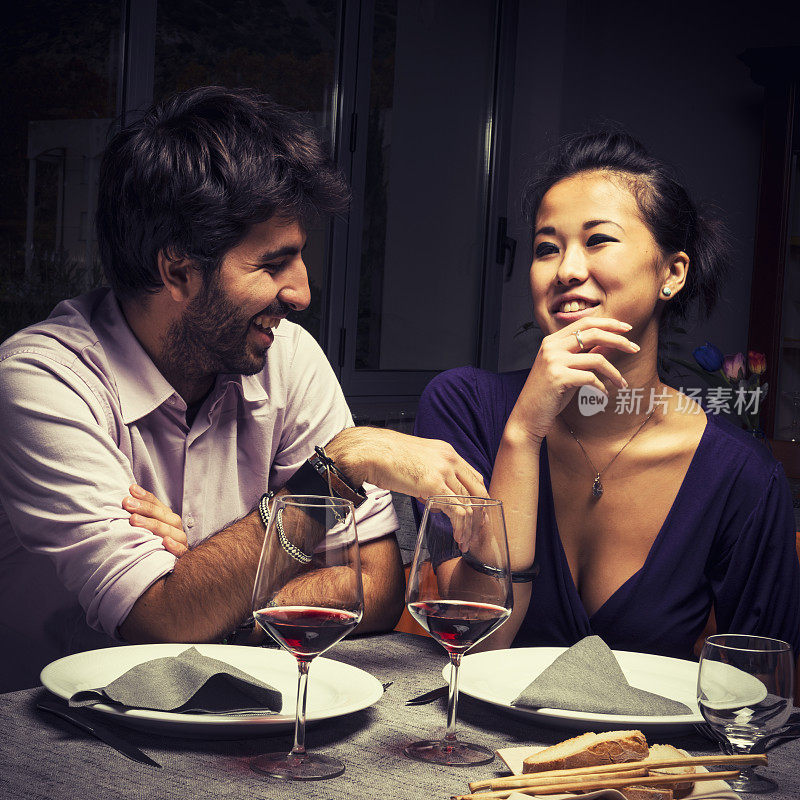 情侣们在情人节享用红酒