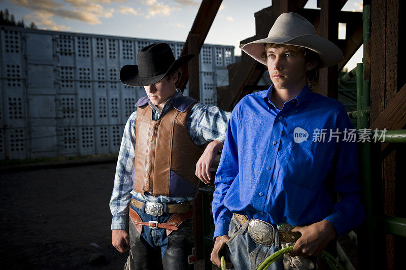 科罗拉多州日落时分，年轻的牛仔竞技会