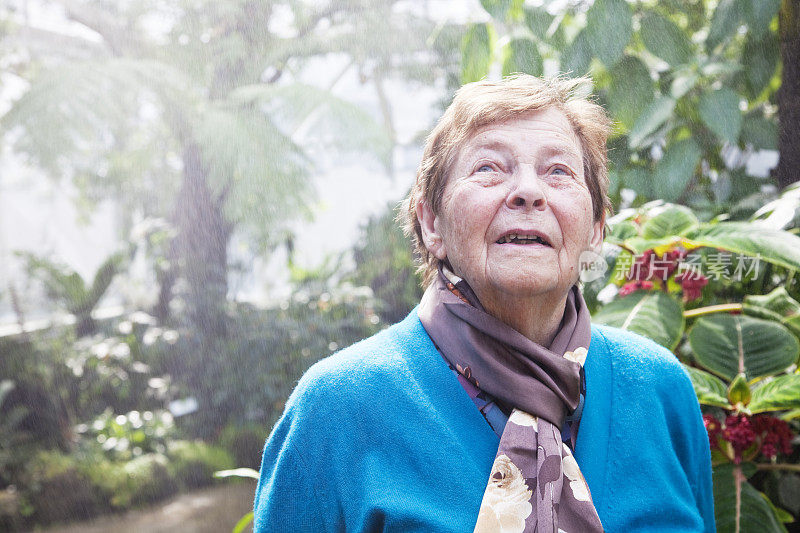 年长妇女参观热带温室
