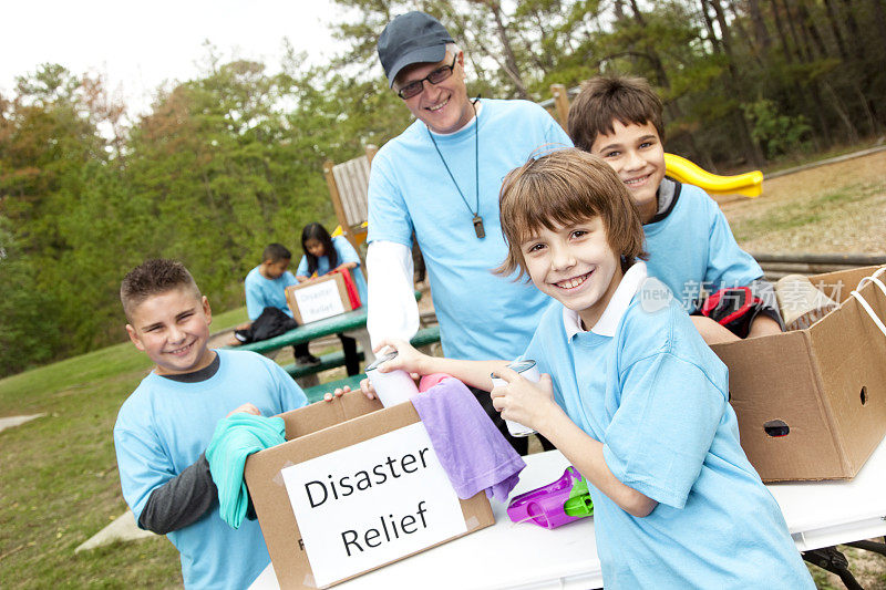 志愿者:儿童运动队为救灾募捐。