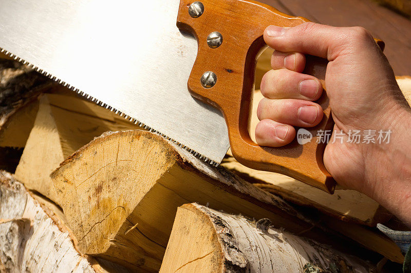 男人的手在锯木头