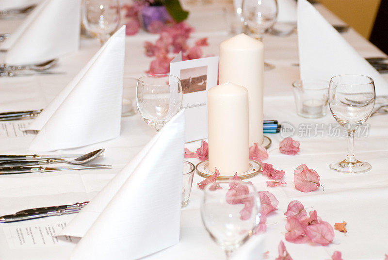 白色的婚礼餐桌装饰品