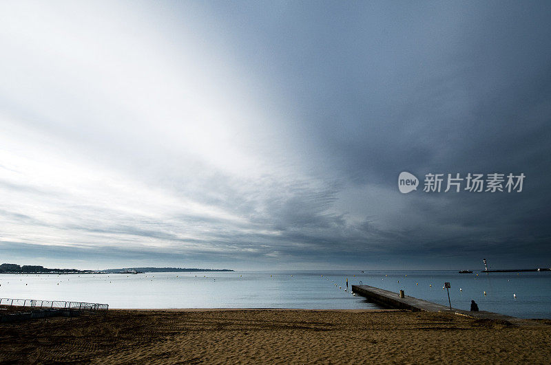 空荡荡的海滩,戛纳