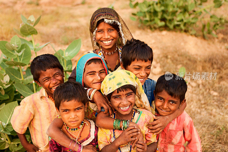 沙漠村庄里的一群印度孩子