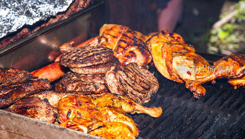 肉类烹饪在一个大的开放式木炭烧烤架
