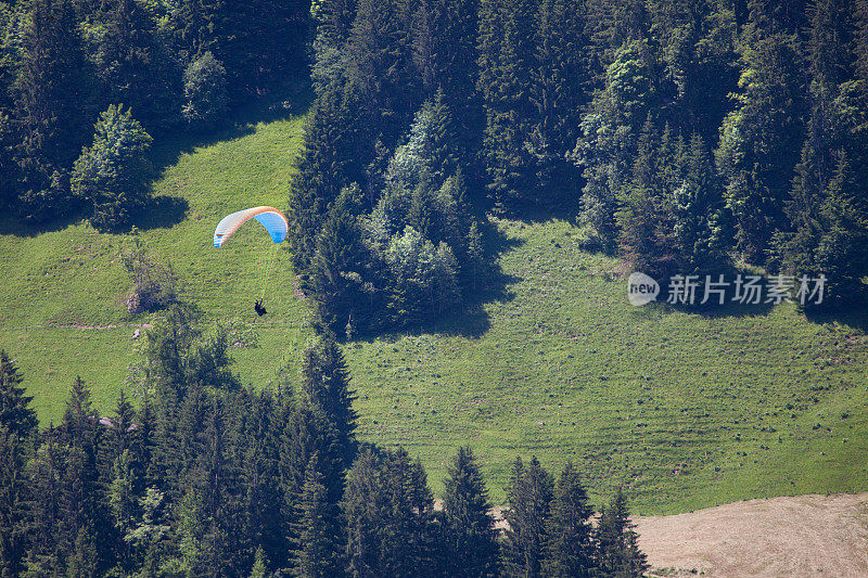 瑞士滑翔伞漂浮在高山草地上