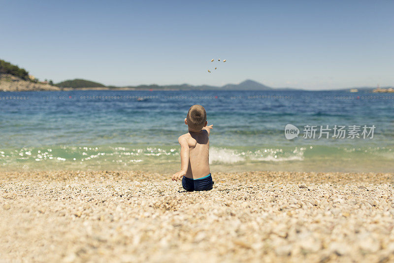 小男孩喜欢大海