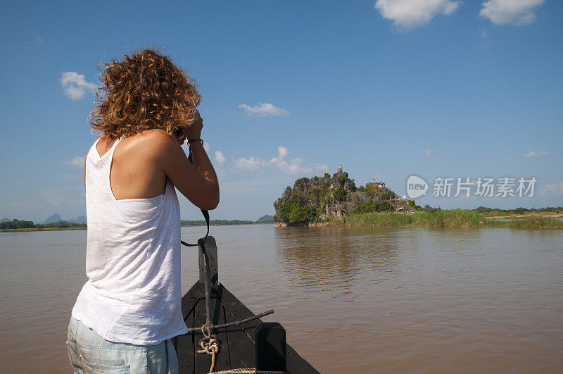 女性旅行者探索缅甸的坦温河