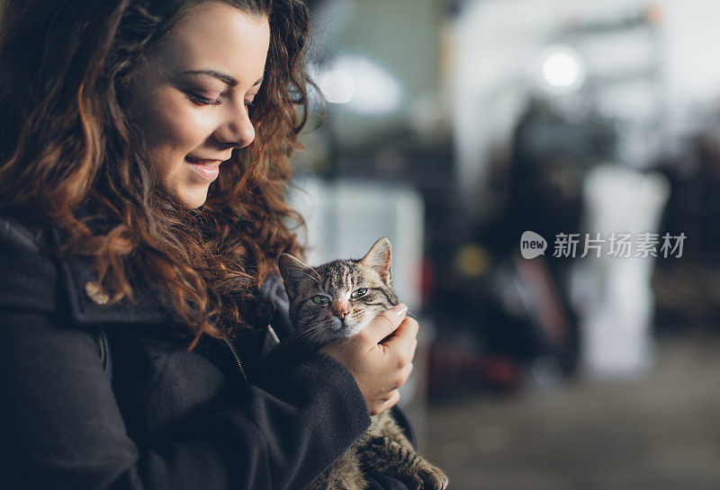 女学生玩猫