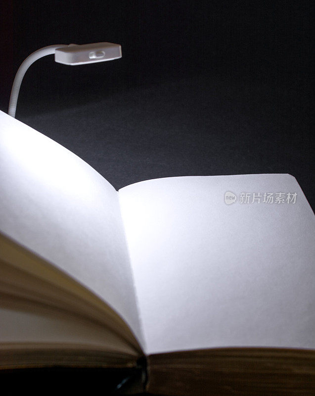 夜灯在空白的书页拷贝空间