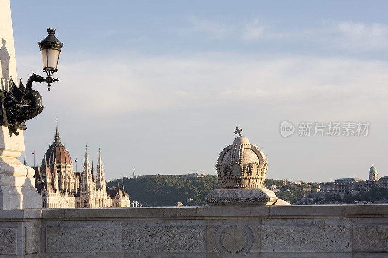 布达佩斯的城市景观与圣斯蒂芬的皇冠在前景