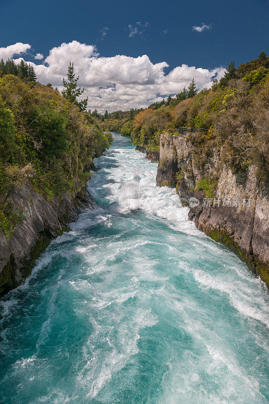 新西兰怀卡托河的胡卡瀑布