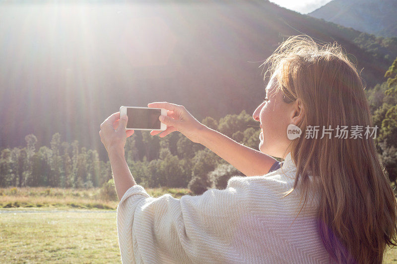 年轻女子在梅多用手机自拍