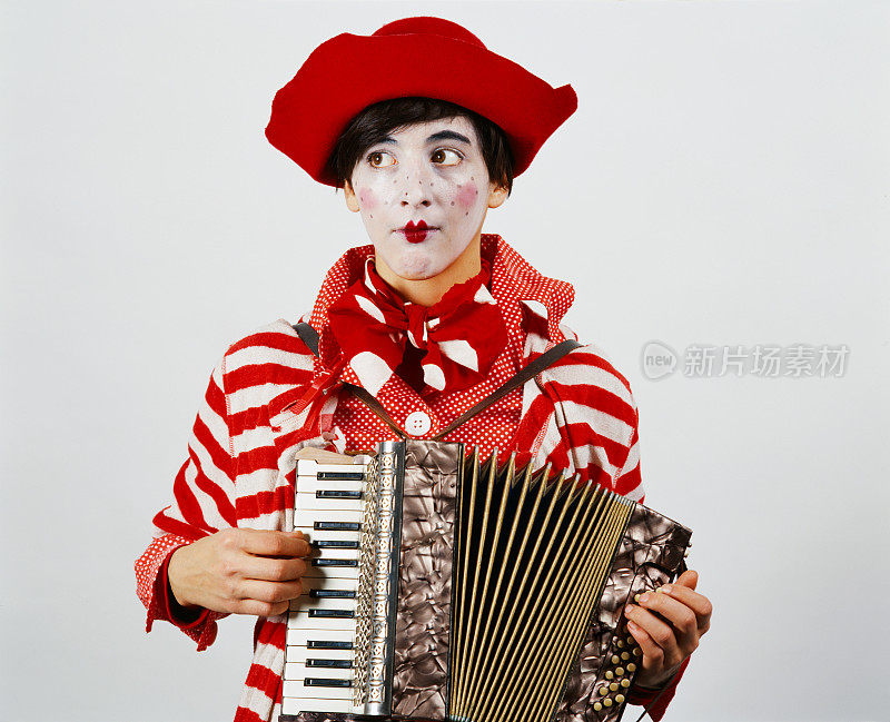 弹奏手风琴的女小丑