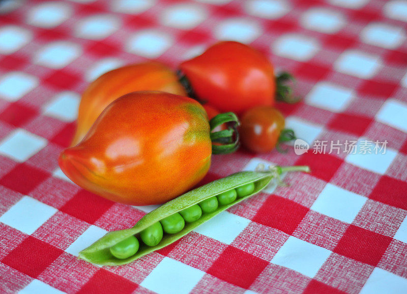 西红柿和新鲜的豌豆荚