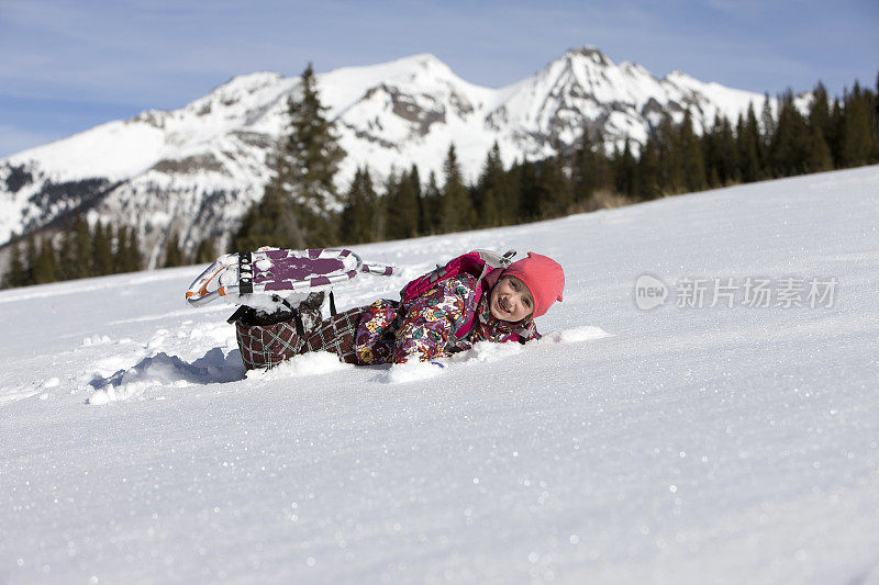 小女孩躺在雪地里