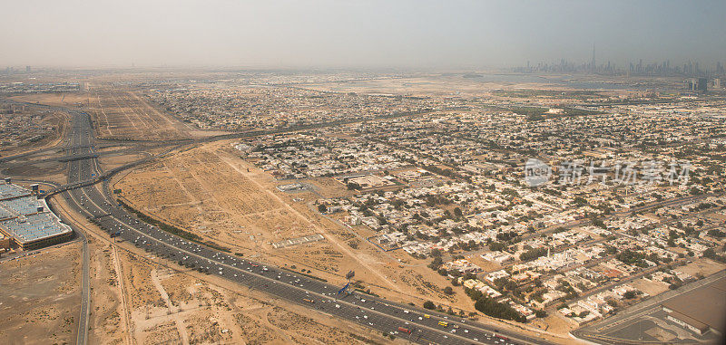 迪拜郊区的高速公路