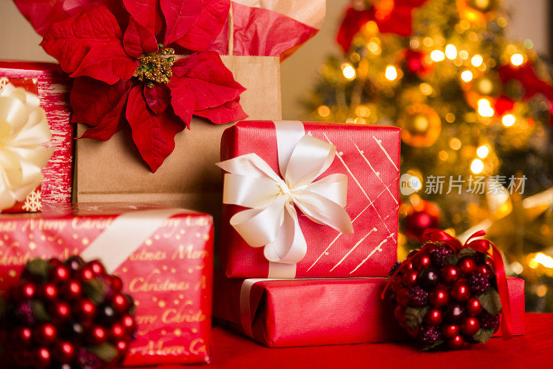 圣诞节:包装精美的节日礼物。树在后台。