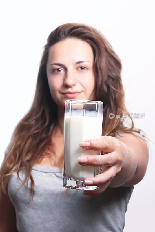 女人喝牛奶