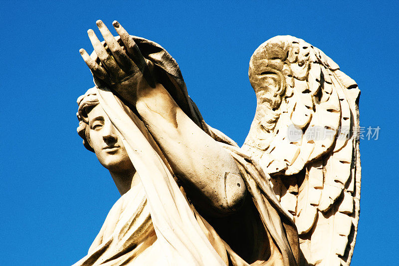 意大利罗马:圣安杰洛桥上的天使雕塑(特写)