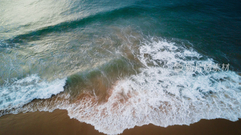 海滩上的波浪