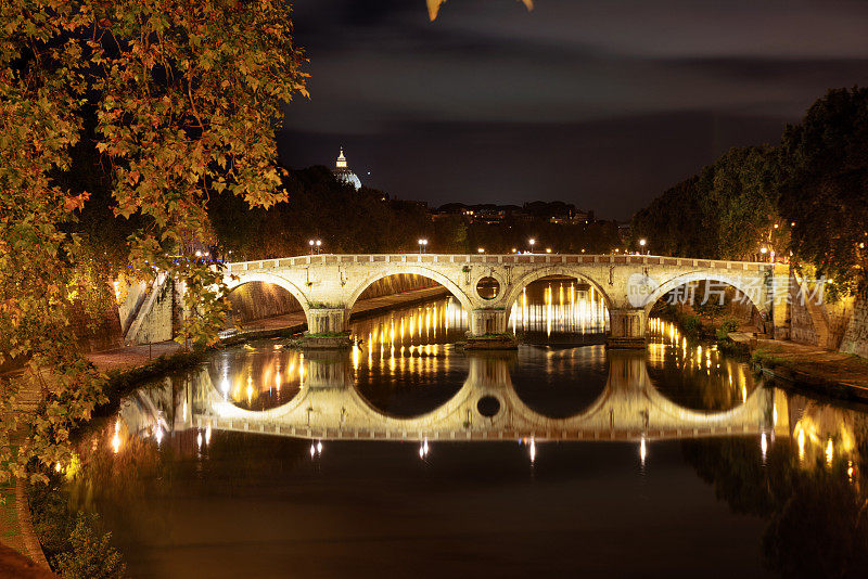 罗马台伯河对岸的西斯托桥