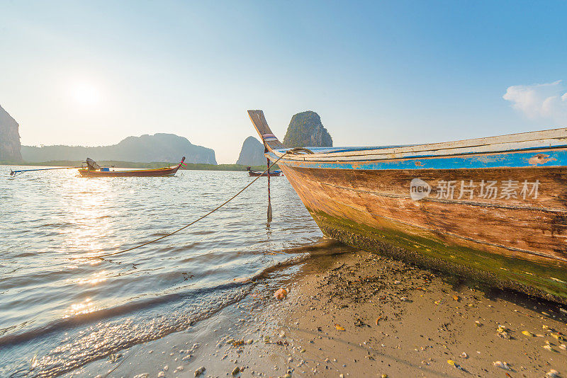 美丽的日落在热带海洋与长尾船在泰国南部