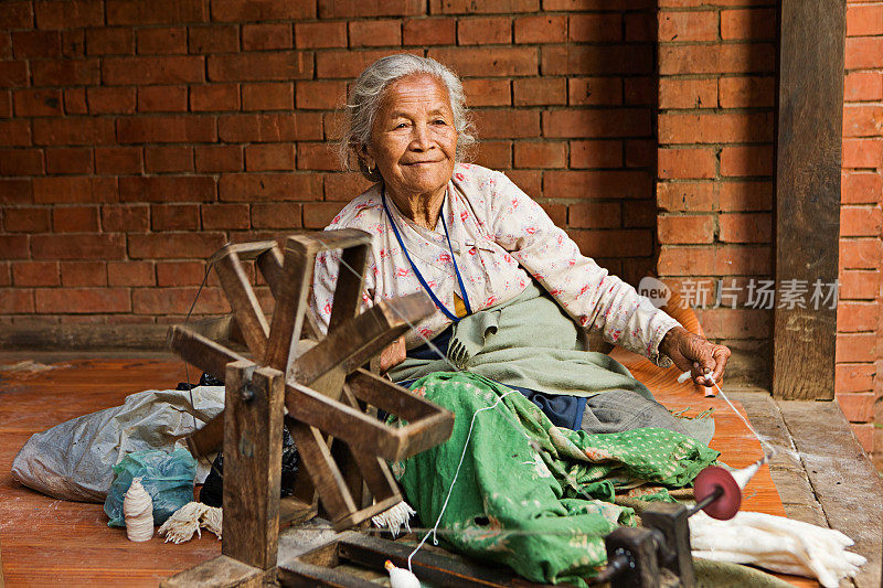 正在纺毛线的尼泊尔妇女。巴克塔普尔