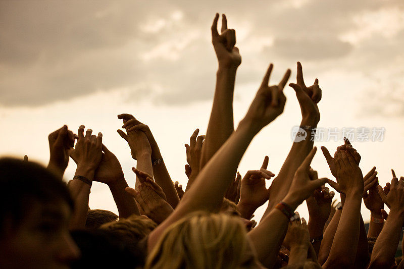 在摇滚音乐会中举手