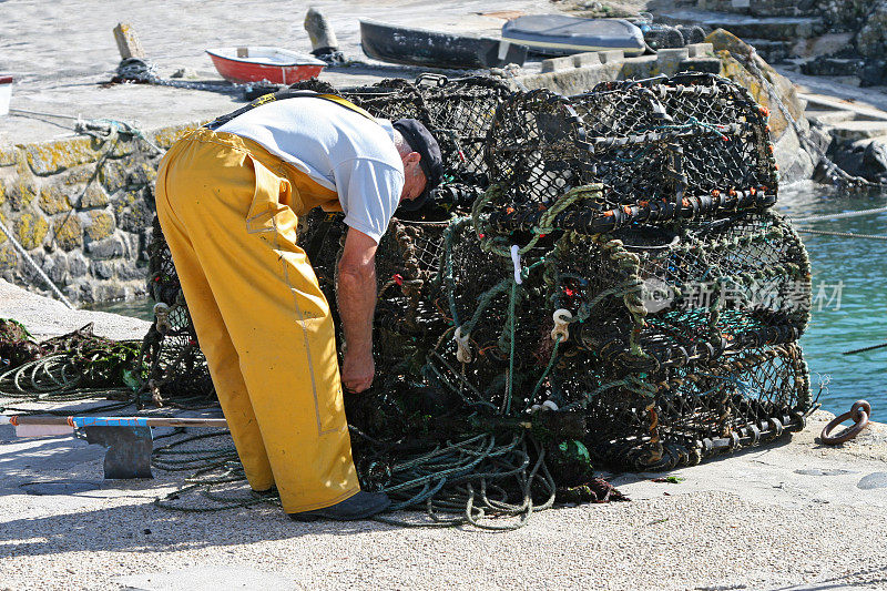 渔民准备渔网