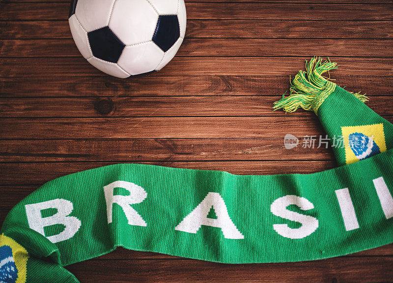 通用的巴西围巾与足球