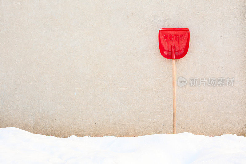 雪铲在墙上