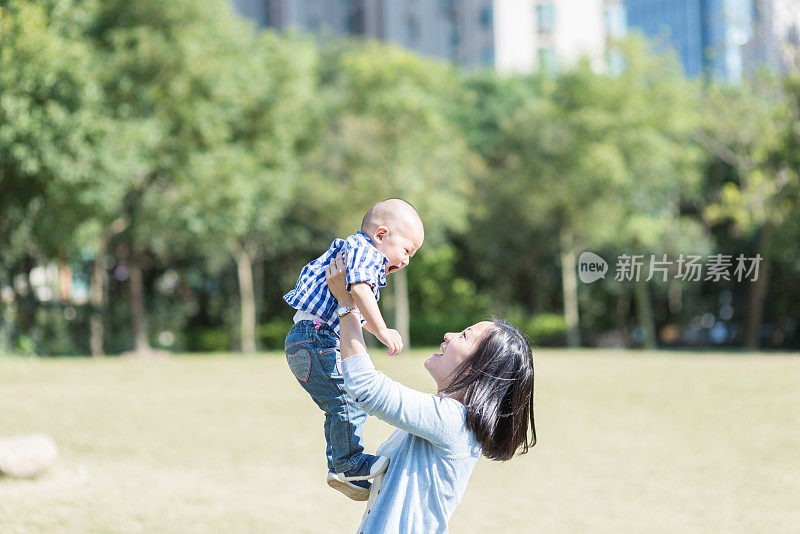 年轻的妈妈和她可爱的宝宝