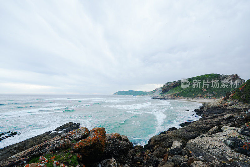 沿着海岸线看