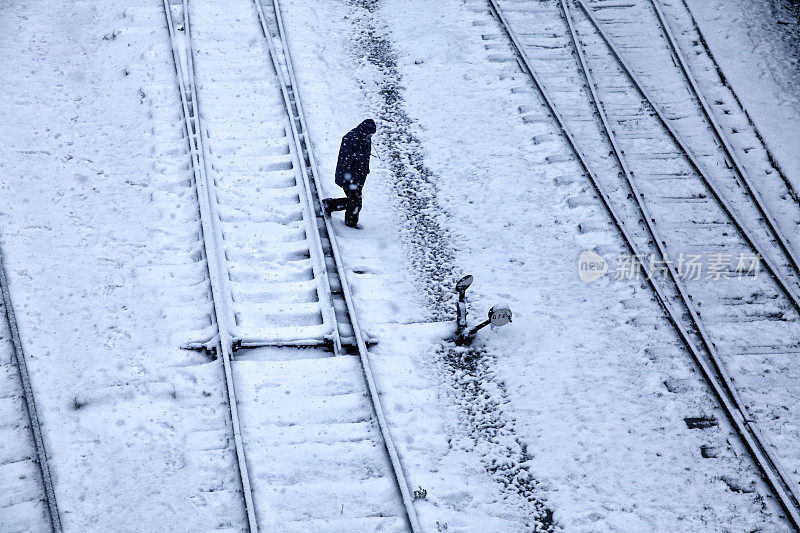 铁路和雪地里的人