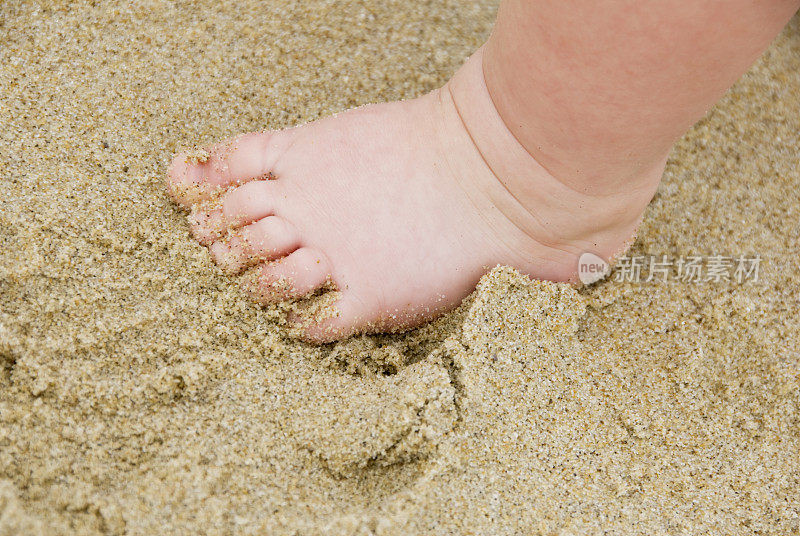 宝宝的脚在沙子里